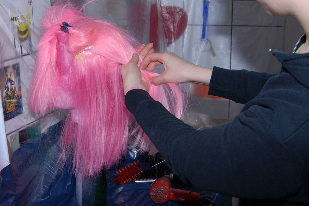 detangling wig with fingers