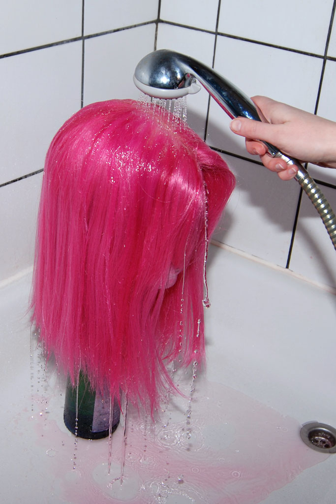rinsing wig dye