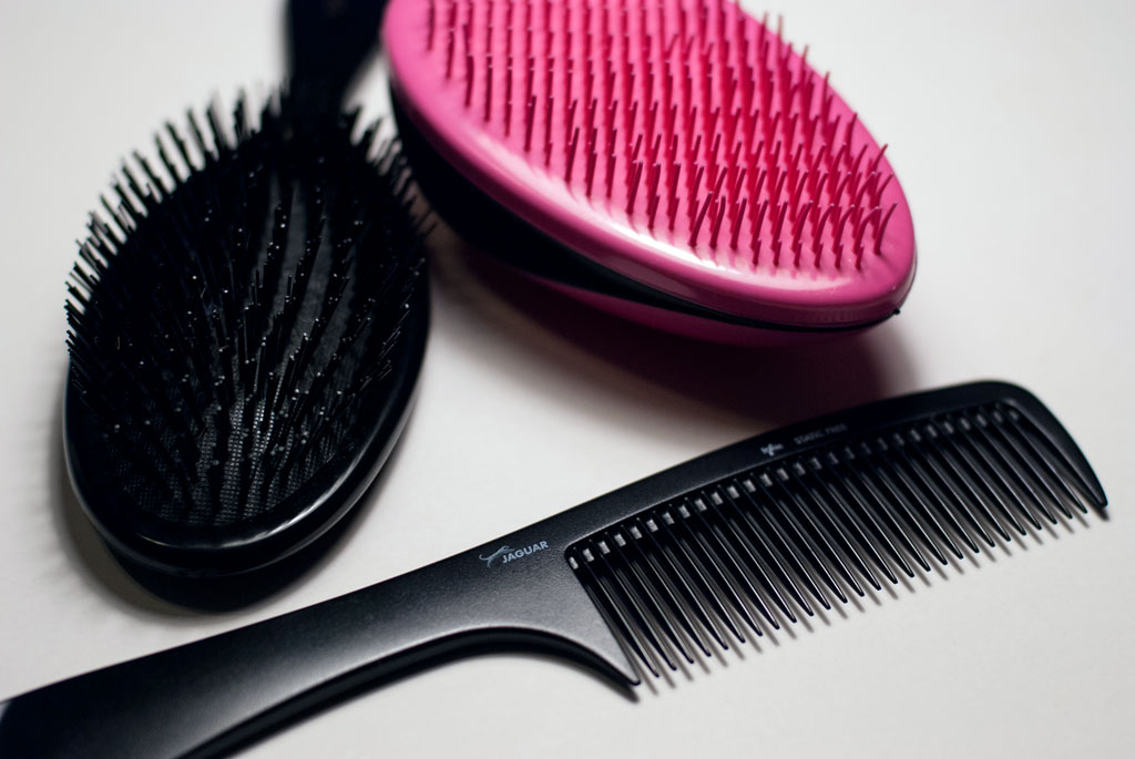 detangling brushes and comb
